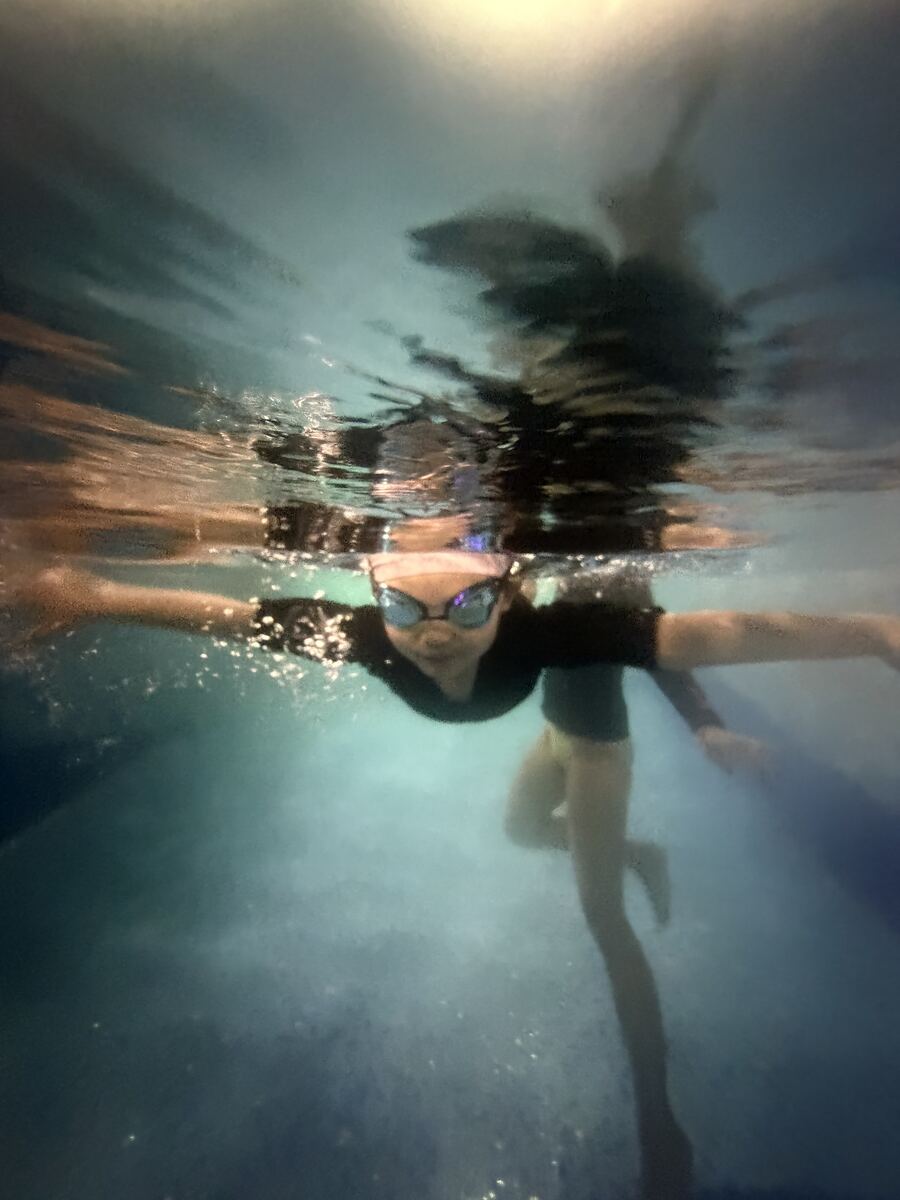 水底泳姿